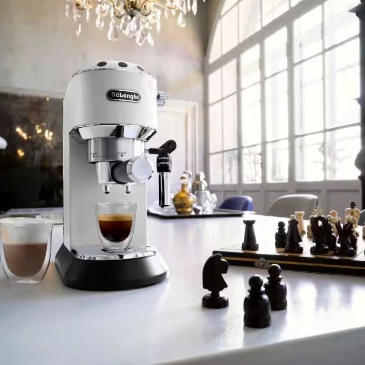 DeLonghi aparat za kafu Dedica EC685.W