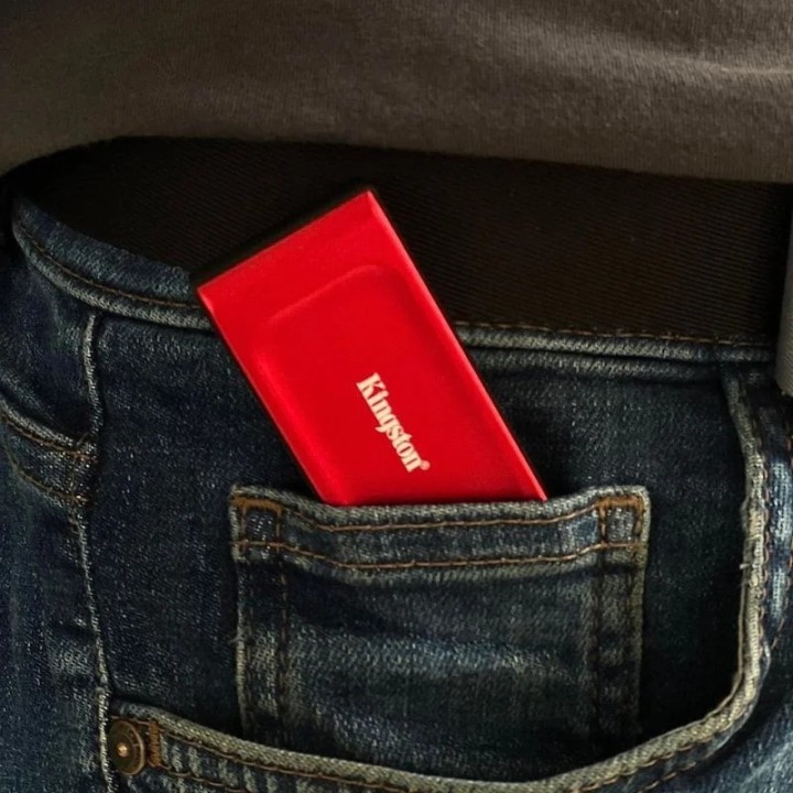 Kingston externi SSD 1TB crveni (SXS1000R/1000G)